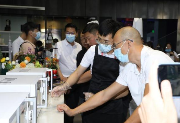 世界首创预制菜微波炉亮相，广东厨电产业如何还原一道好菜？
